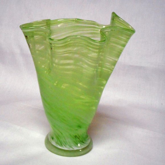 Vintage Art Glass Ruffled Handkerchief Vase Green White Swirled Marbled 6" Tall - Picture 1 of 6